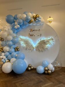 Tło balonowe na komunię do zdjęć